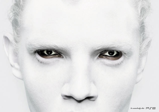 Publicité Playstation - PS2 - Be somebody else - Personnage blanc avec des yeux différents - TBWA Singapour - 2004