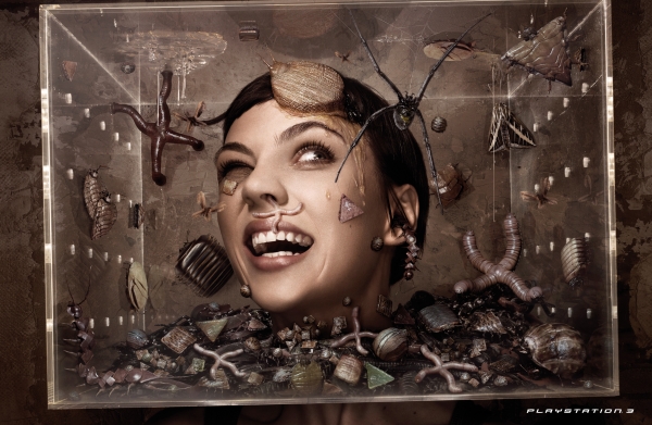 Publicité Playstation - PS3 - Femme enfermée dans une boîte transparente avec des insectes ayant les formes des pictogrammes de la marque - 2007