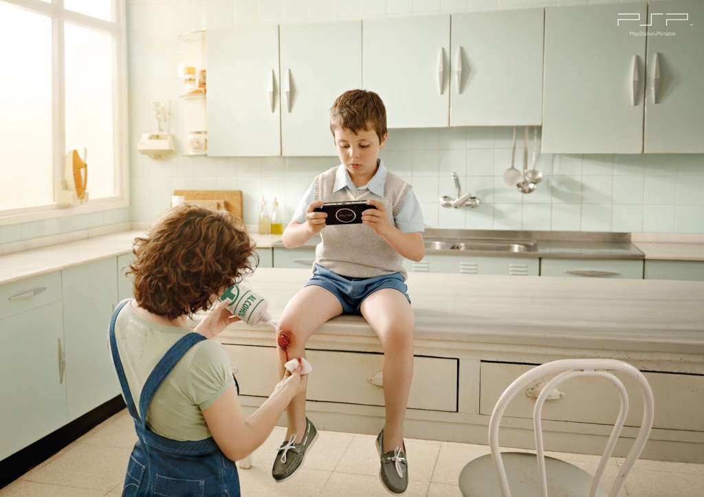 Publicité Playstation - PSP - Il joue à la console pendant qu'elle lui met de l'alcool sur sa blessure - Agence TBWA - Espagne - 2011