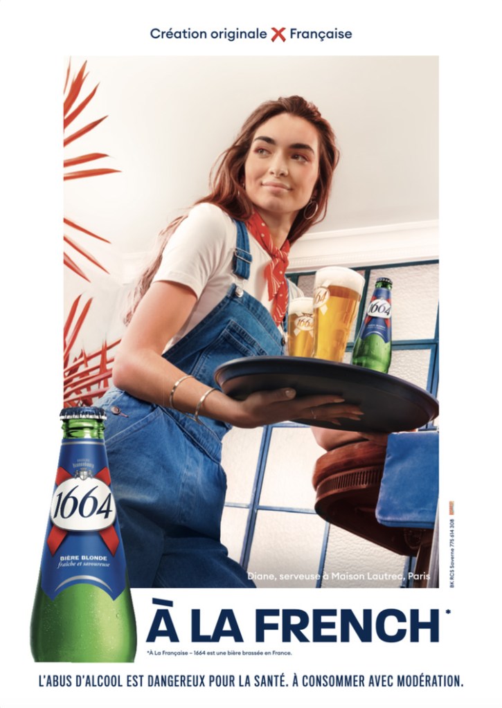 Publicité 1664 - A la French - Création originale X Française - Bière blonde - Diane serveuse à Maison Lautrec à Paris - Agence Rosbeef! - France - 2023