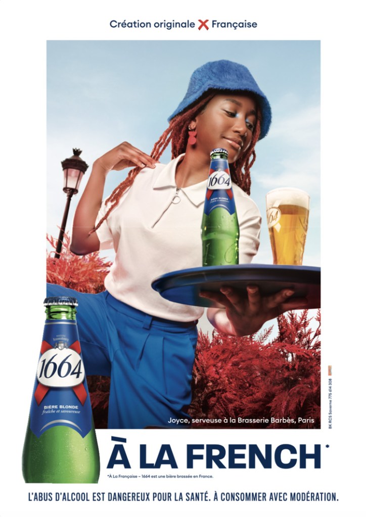 Publicité 1664 - A la French - Création originale X Française - Bière blonde - Joyce serveuse à la Brasserie Barbès à Paris - Agence Rosbeef! - France - 2023