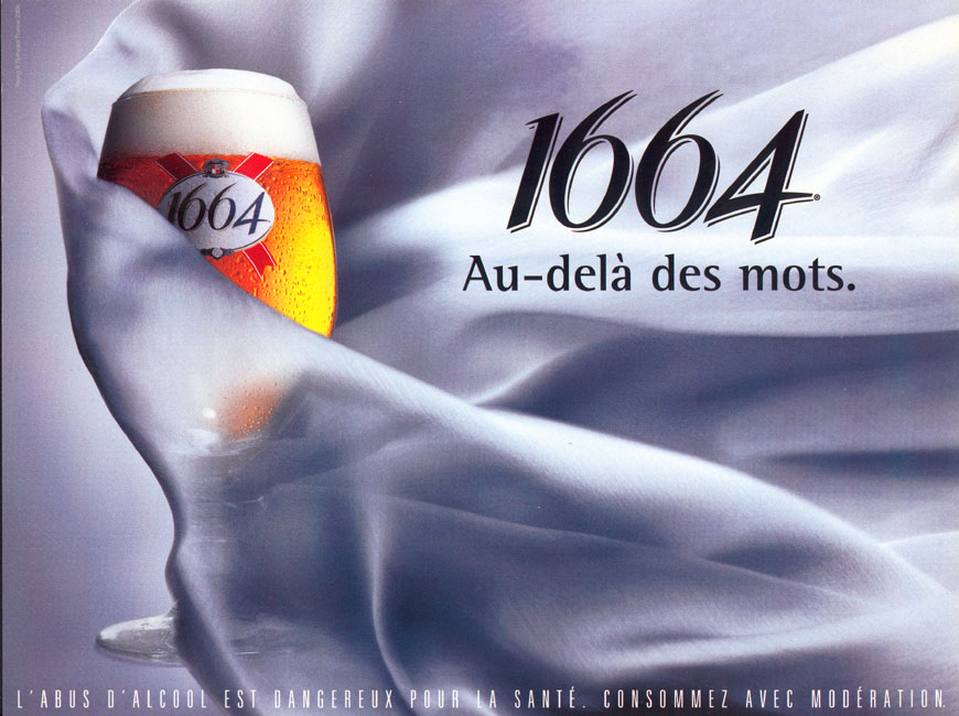 Publicité 1664 - Au-delà des mots - Une bouteille posée sur un tissu bleu - Agence Young&Rubicam - 2001 