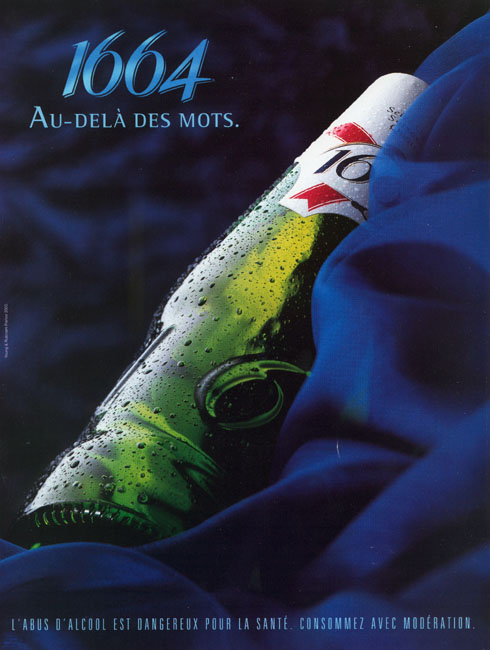 Publicité 1664 - Au-delà des mots - Une bouteille posée sur un tissu bleu - Typo bleues - Agence Young&Rubicam - 2001 