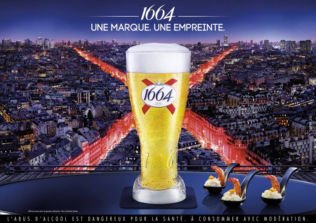 Publicité 1664 - Une marque, une empreinte - Bière blonde - Verre au centre à côté de 3 cuillères canapés - Des rues éclairées forment un X - Agence Hérézie - France - 2016