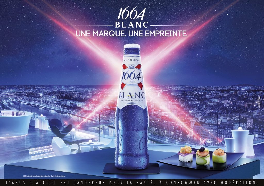 Publicité 1664 - Une marque, une empreinte - Bière blanche - Bouteille au centre à côté d'une assiette de makis - Des lumières roses forment un X - Agence Hérézie - France - 2016