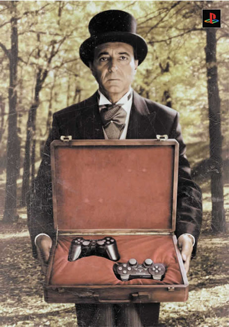 Publicité Playstation - Duel - Un homme ouvre une malette avec deux manettes de Playstation