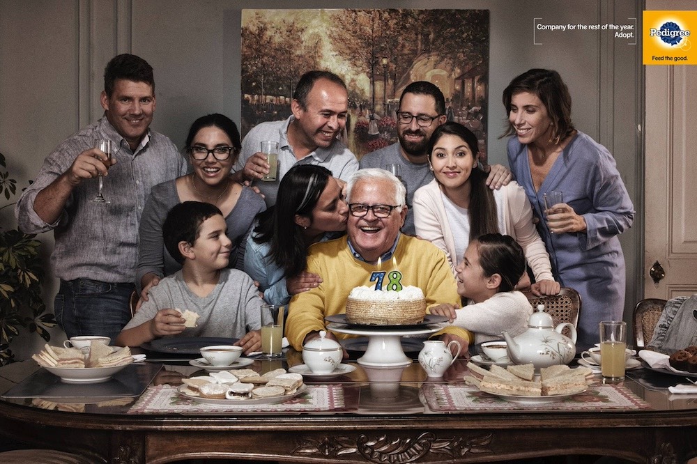 Publicité Pedigree - Adoption - Company for the rest of the year - Une grand-père devant son gâteau d'anniversaire entouré de sa famille aimante - Agence BBDO - Chili - 2018