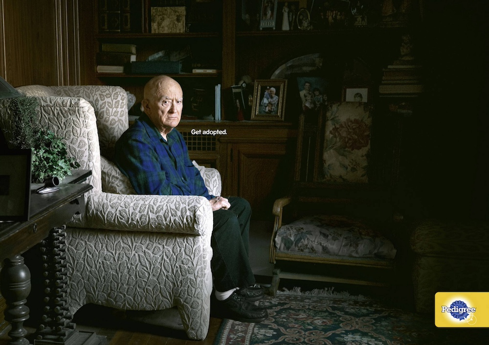 Publicité Pedigree - Get adopted - Un homme âgé seul assis dans un fauteuil - décor austère - Agence BBDO - Allemagne - 2014