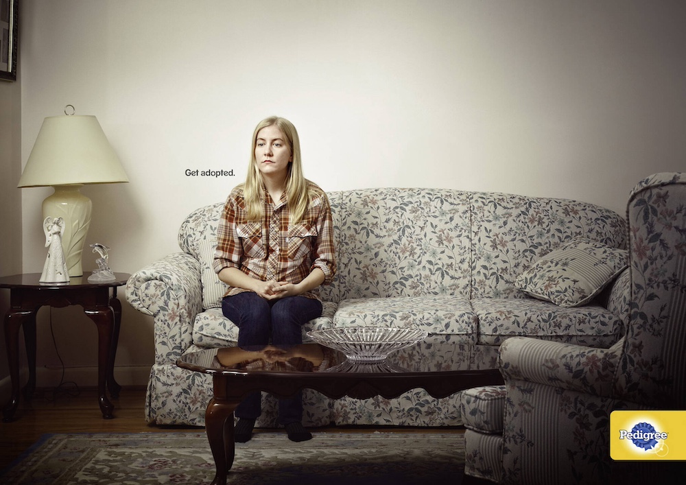 Publicité Pedigree - Get adopted - Une femme seule assise sur un canapé - décor austère - Agence BBDO - Allemagne - 2014