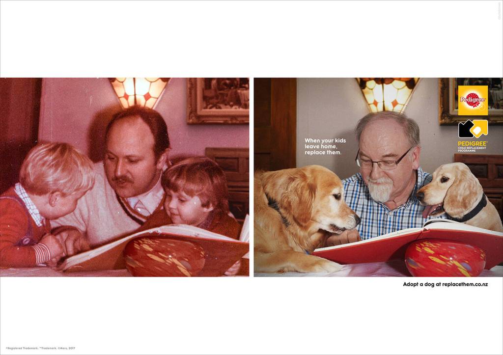 Publicité Pedigree - Adoption - When your kids leave home, replace them - Une vieille photo face à une photo récente - Deux chiens remplacent les enfants regardant un album avec leur père - Agence ColensoBBDO - Nouvelle-Zélande - 2017