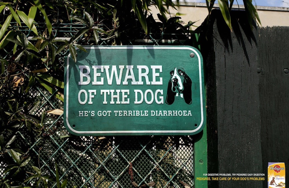 Publicité Pedigree - Dentastix - Beware of the dog - He's got terrible diarrhoea - panneau avec écriture blanche sur fond vert - Agence TBWA - France - 2008