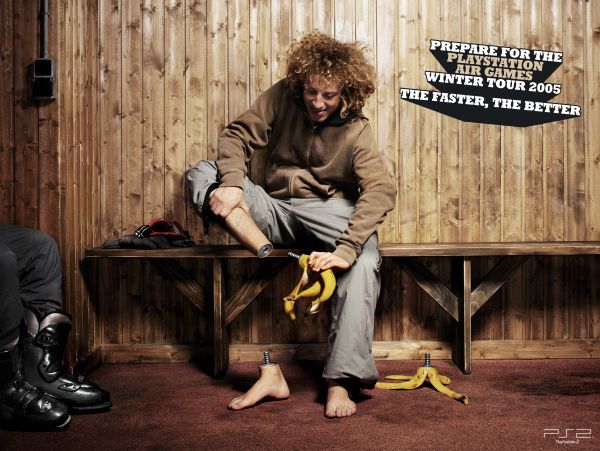 Publicité Playstation - Playstation Air game Winter Tour - Un homme se met des bananes à la place des pieds pour mieux glisser - Agence TBWA - 2005