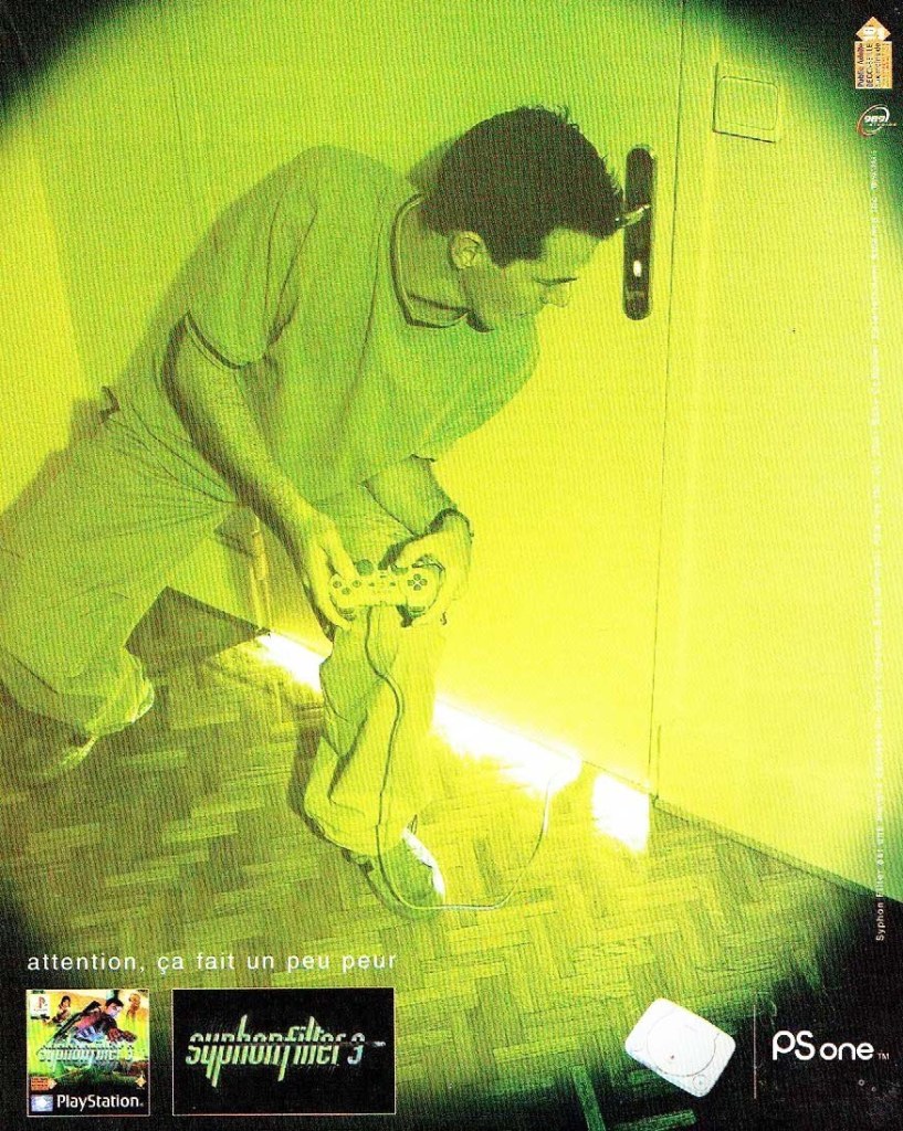 Publicité Playstation - Jeux Vidéo - Syphon Filter 3 - Attention, ça fait un peu peur - Un homme regarde par le trou de la serrure