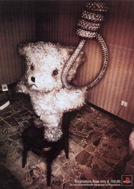 Publicité Playstation - Promotion - Un ourson en peluche se pend - La Playstation est maintenant à 100 livres