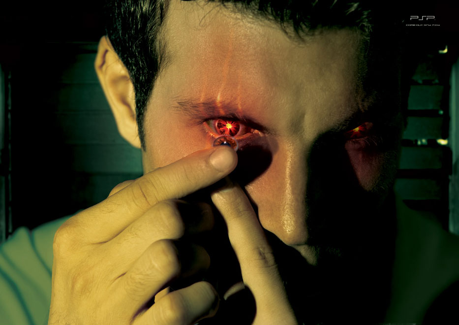 Publicité Playstation - PSP - Thérianthropes - Homme cache son œil rouge avec une lentille - Agence Léo Burnett - Singapour - 2006