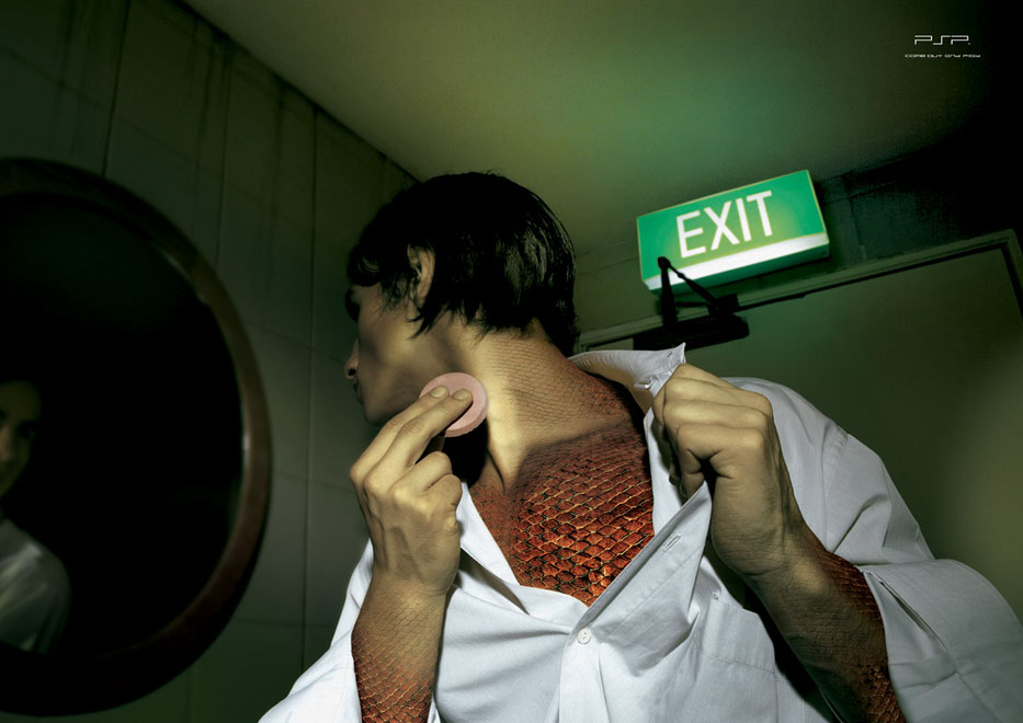 Publicité Playstation - PSP - Thérianthropes - Homme cache sa peau de serpent avec du fond de teint - Agence Léo Burnett - Singapour - 2006
