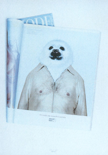 Publicité Playstation - Tekken 4 - On a tous une revanche à prendre - Un phoque porte un vêtement en peau d'homme