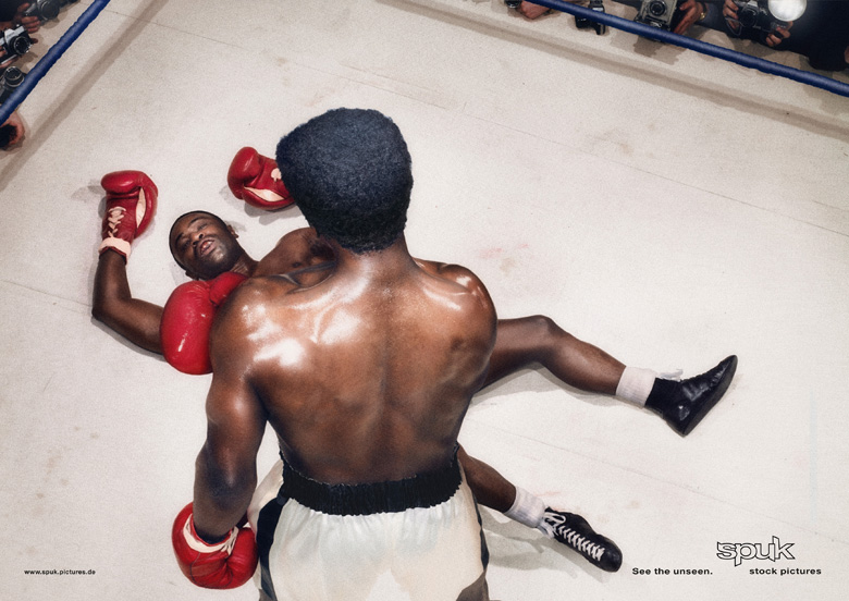 Publicité Spuk pictures - Seen the unseen - Banque d'images - Référence - Combat Mohamed Ali met K.O Sonny Liston - Photo prise par le photographe Neil Leifer le 25 mai 1965 vue sous un autre angle - Agence BBDO - Allemagne - 2011