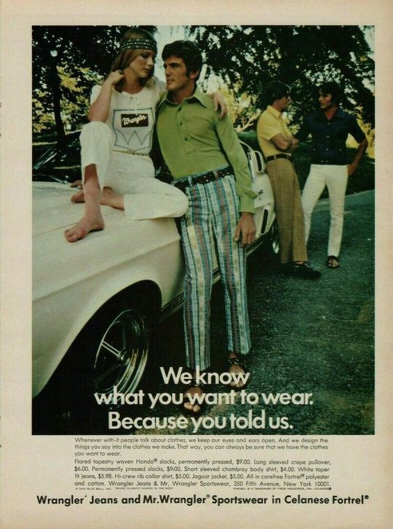 Publicité Wrangler - We know what you want to wear. Because you told us - Des jeunes discutent autour de voiture - USA - 1970