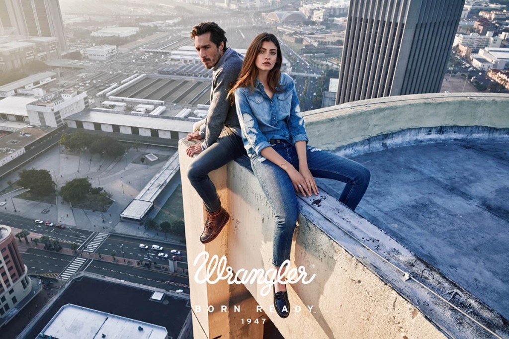 Publicité Wrangler - Born ready 1947 - Un homme et une femme assis sur le rebord du toit d'un immeuble - Agence We Are Pi - Pays-Bas - 2016