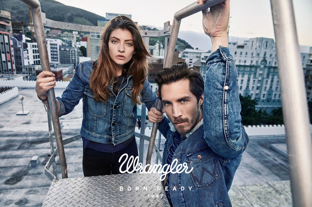 Publicité Wrangler - Born ready 1947 - Un homme et une femme sur une échelle sur le toit d'un immeuble - Agence We Are Pi - Pays-Bas - 2016