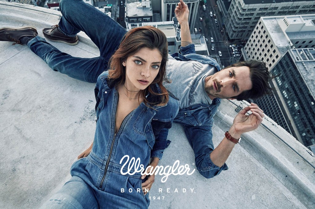 Publicité Wrangler - Born ready 1947 - Un homme et une femme allongés proche d'un bord du toit d'un immeuble - Agence We Are Pi - Pays-Bas - 2016