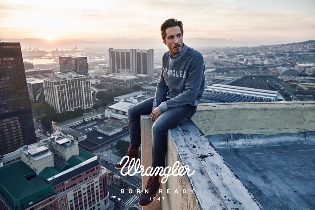 Publicité Wrangler - Born ready 1947 - Un homme assis sur le rebord du toit d'un immeuble - Agence We Are Pi - Pays-Bas - 2016
