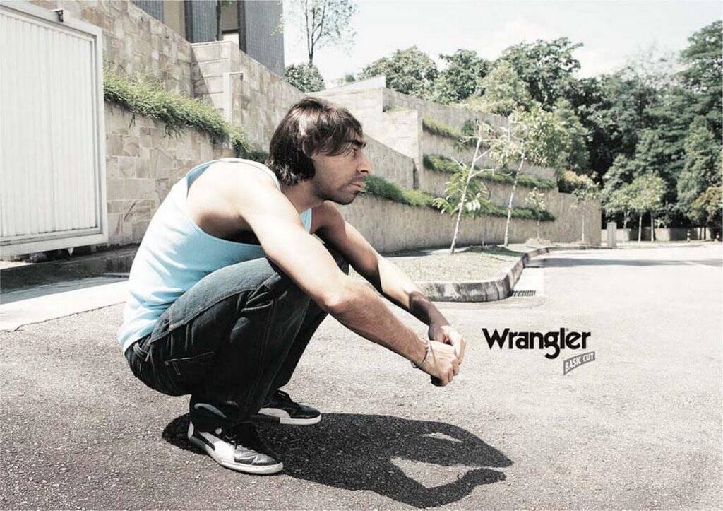 Publicité Wrangler - Basic cut - Cavemen - Un homme à l'allure préhistorique accroupi - Agence BBDO - Singapour - 2006