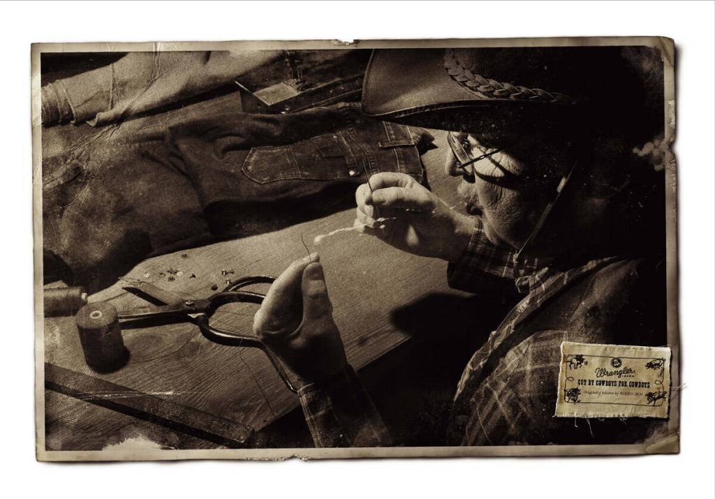 Publicité Wrangler - Cut by cowboys for cowboys - Un homme crache sur un fil à coudre, pour le glisser dans le chas d'une aiguille - Agence Creative Juice/G1 TBWA - Thaïlande - 2006