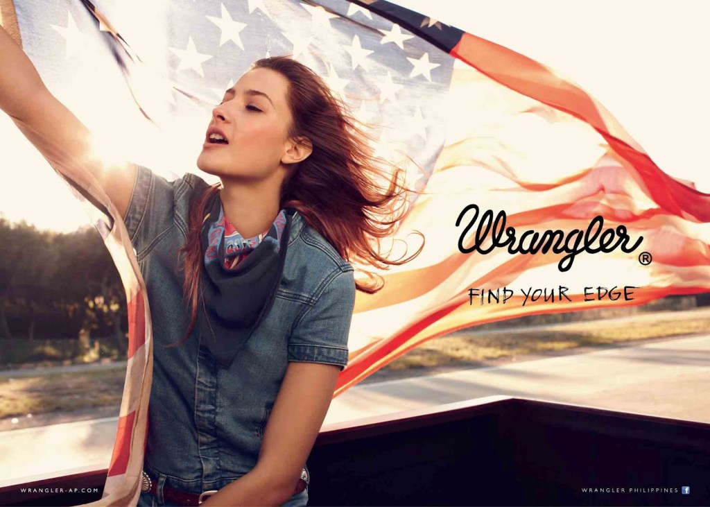 Publicité Wrangler - Find your edge - Boundless Traveler -  Une femme déploie un drapeau américain - 2012