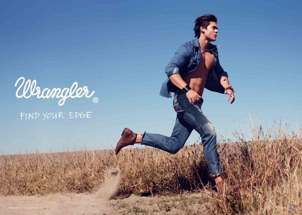 Publicité Wrangler - Find your edge - Boundless Traveler -  Un homme court près d'un champ d'herbes - 2012