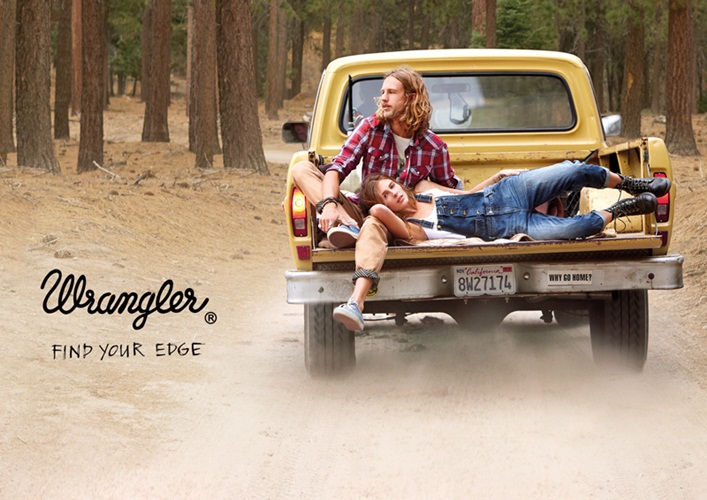 Publicité Wrangler - Find your edge - Un homme et une femme à l'arrière d'un pick-up jaune vintage - 2013
