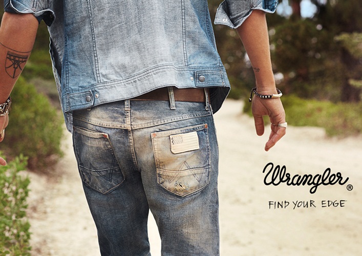 Publicité Wrangler - Find your edge - Photo de dos d'un homme portant un jean sali par le sable - 2013