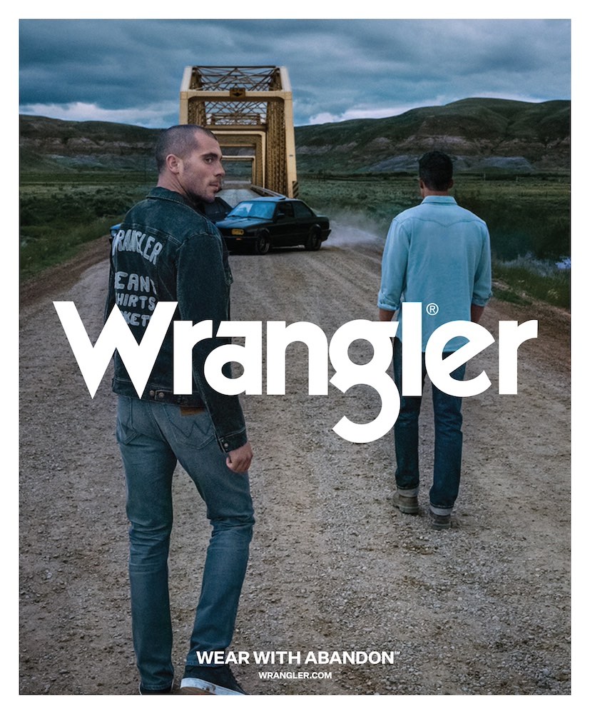 Publicité Wrangler - Wear with abandon - Deux hommes marchent vers un pont et une voiture - Agence Mother - Grande Bretagne - 2019