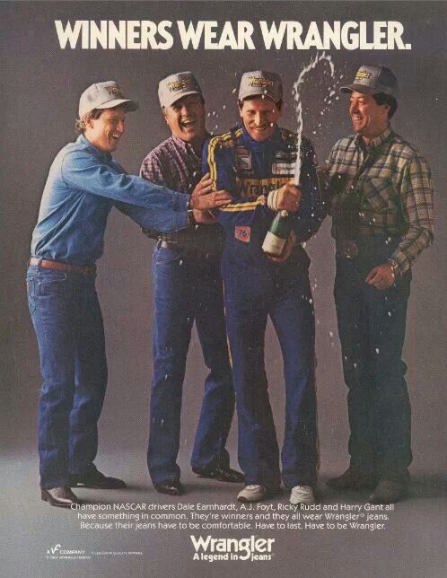 Publicité Wrangler - Jeans - Winners wear Wrangler - Un pilote automobile de Nascar ouvre une bouteille de champagne entouré de 3 hommes - USA
