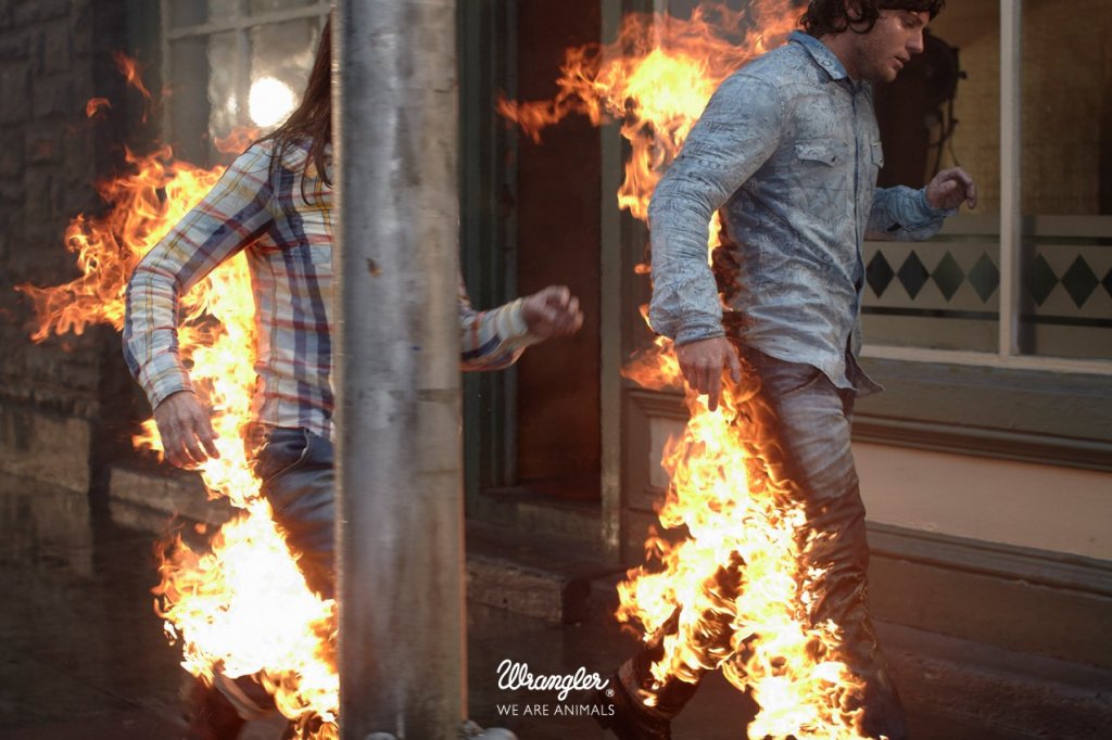 Publicité Wrangler - We are animals - Stunt - Un homme et une femme en feu courent sur un trottoir - Agence Fred&Farid - France - Photographe Cass Berd