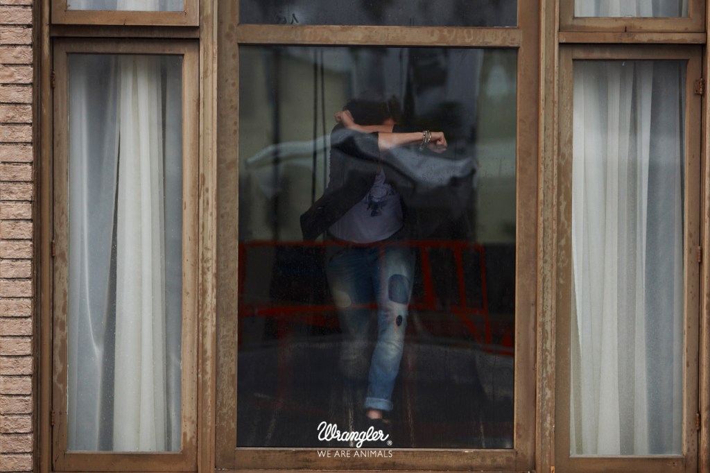 Publicité Wrangler - We are animals - Stunt - Une femme court vers une vitre en se protégeant - Agence Fred&Farid - France - Photographe Cass Berd