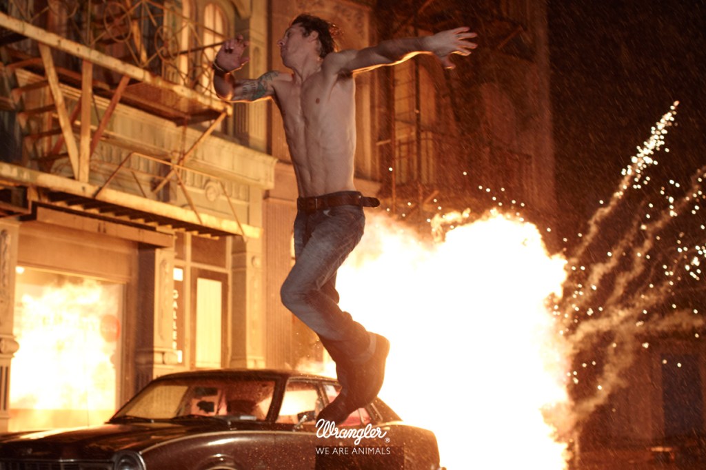 Publicité Wrangler - We are animals - Stunt - Un homme projeté lors d'une explosion - Agence Fred&Farid - France - Photographe Cass Berd