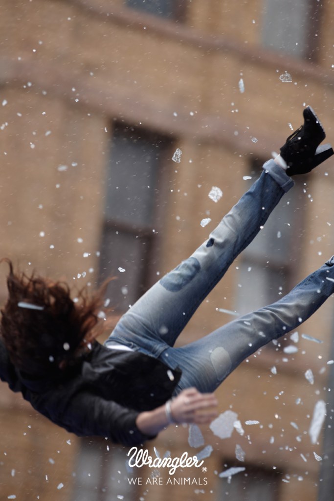 Publicité Wrangler - We are animals - Stunt - Une femme avec une veste en cuir noir chute après avoir traversé une fenêtre- Agence Fred&Farid - France - Photographe Cass Berd