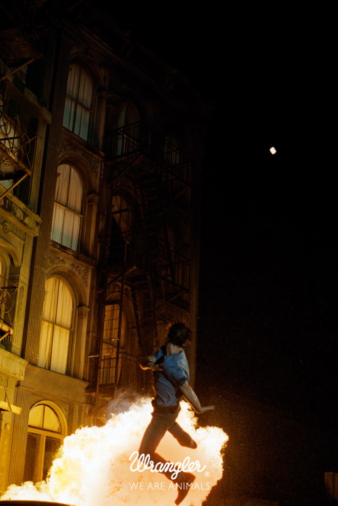 Publicité Wrangler - We are animals - Stunt - Un homme est projetté suite à une explosion - Agence Fred&Farid - France - Photographe Cass Berd