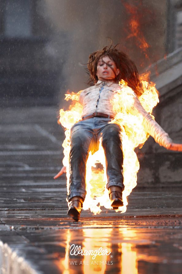 Publicité Wrangler - We are animals - Stunt - Une femme en feu chute sur le trottoir - Agence Fred&Farid - France - Photographe Cass Berd