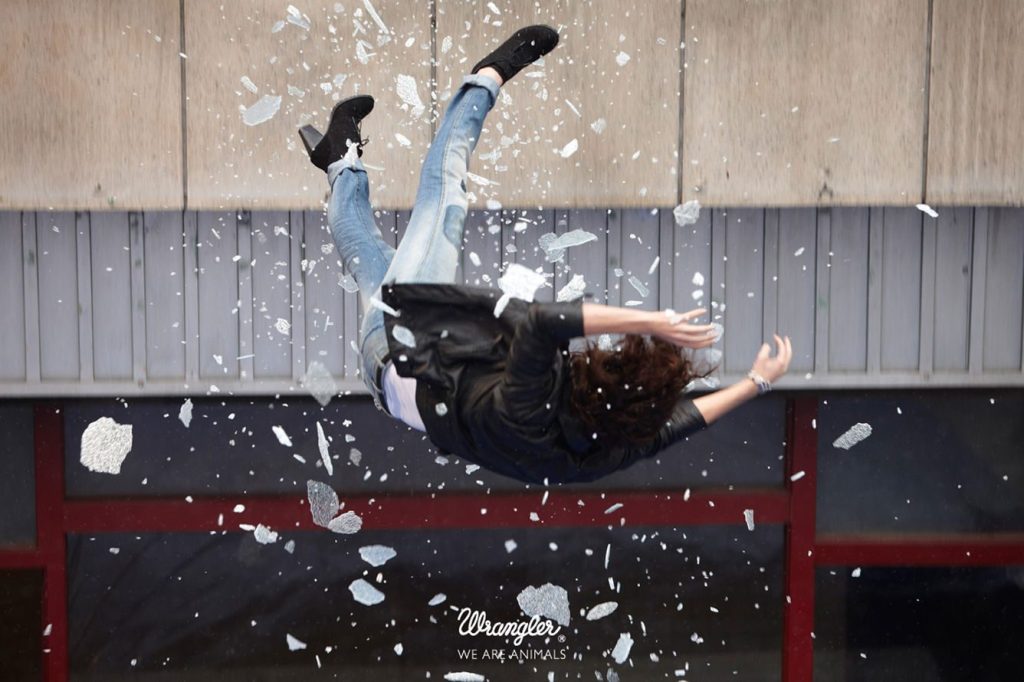 Publicité Wrangler - We are animals - Stunt - Femme chutant avec des bris de verre - Agence Fred&Farid - France - Photographe Cass Berd
