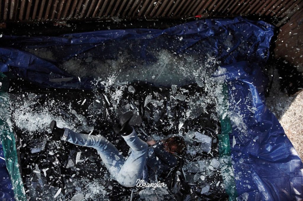 Publicité Wrangler - We are animals - Stunt - Femme arrivant au sol sur un matelas gonflable - Agence Fred&Farid - France - Photographe Cass Berd