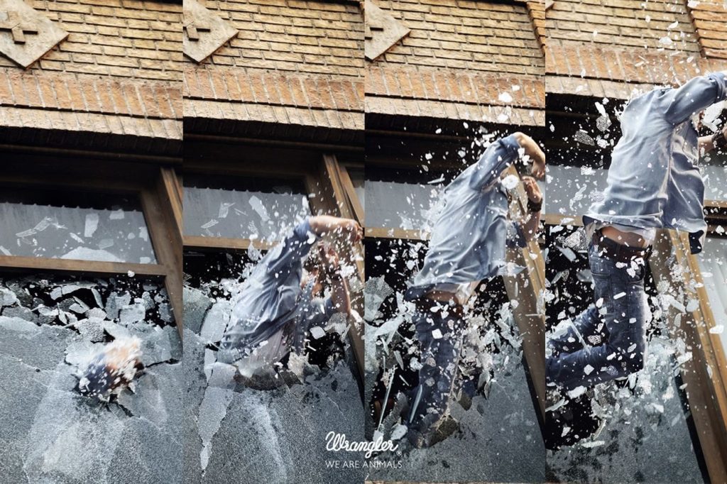 Publicité Wrangler - We are animals - Stunt - 4 images décomposant un homme traversant une vitre en chemise bleu - Agence Fred&Farid - France - Photographe Cass Berd