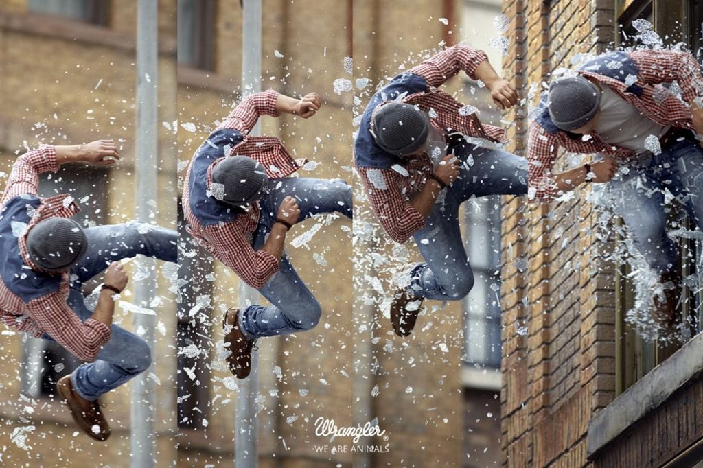 Publicité Wrangler - We are animals - Stunt - 4 images décomposant la chute de l'homme traversant une vitre avec une chemise à carreaux rouge - Agence Fred&Farid - France - Photographe Cass Berd