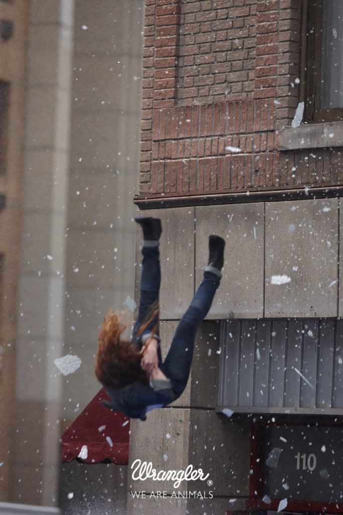 Publicité Wrangler - We are animals - Stunt - Une femme chute dans la rue - Agence Fred&Farid - France - Photographe Cass Berd