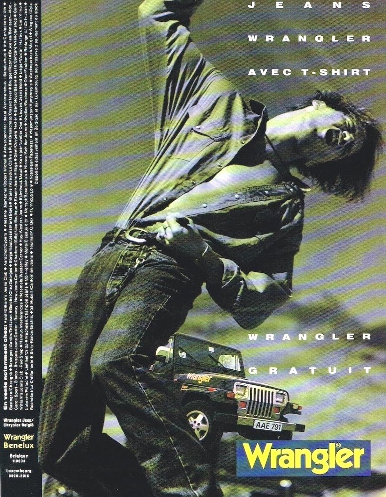 Publicité Wrangler - Promotion - Un tee-shirt offert pour l'achat d'un jean - Un homme semble s'affaler en noir et blanc - Une jeep au second plan - France - 1991