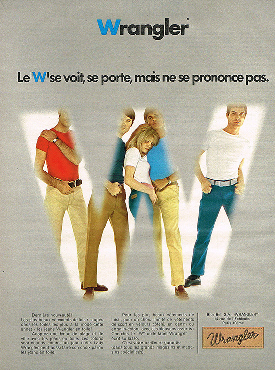 Publicité Wrangler - Le W - Le W se voit, se porte, mais ne se prononce pas - Une femme en tee-shirt blanc au milieu de plusieurs hommes - France - 1968