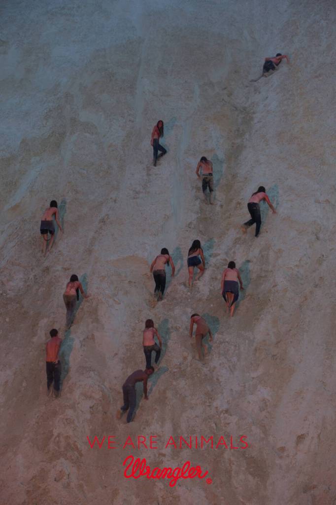 Publicité Wrangler - We are animals - Red - Un groupe de personnes grimpe une dune de sable - Agence Fred&Farid - France - 2010 - Photo Jeff Burton