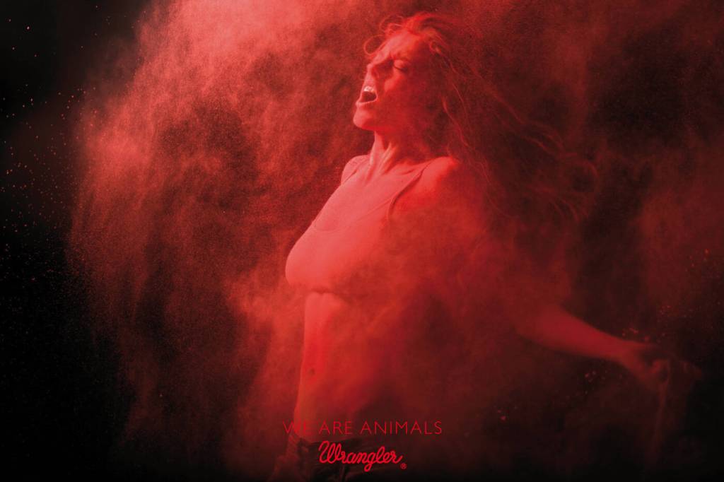 Publicité Wrangler - We are animals - Red - Une femme au milieu de la poussière rouge - Agence Fred&Farid - France - 2010 - Photo Jeff Burton